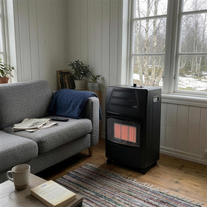 Gassovn Osean 4200W i bruk i en stue ved siden av sofaen, med snø ute